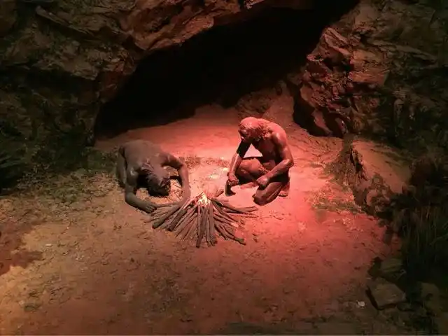 早期的原始人类只会利用自然火,慢慢,人类发明了自己生火的办法.