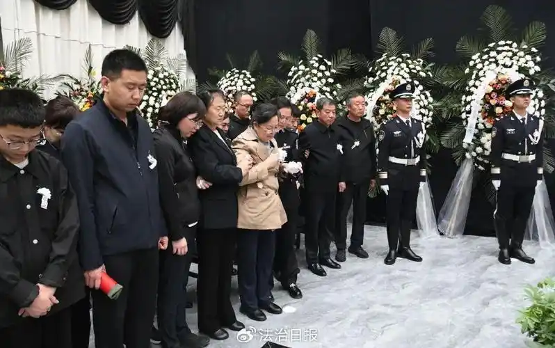 图为追悼会现场"我的儿啊,你才27岁,就撇下妈妈走了,妈妈已经60多岁了