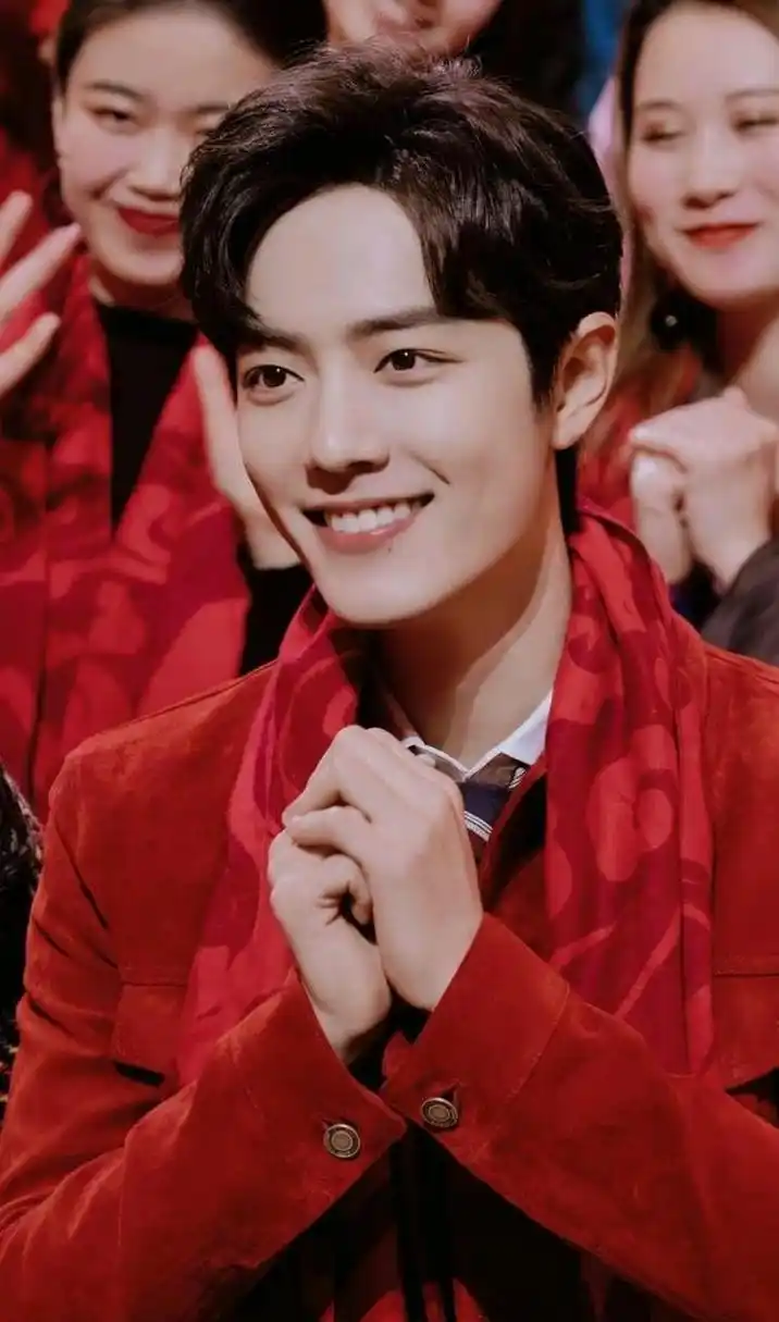 肖战是我见过穿红色衣服最好看的男生,再配上那纯净清澈的眼睛,温暖
