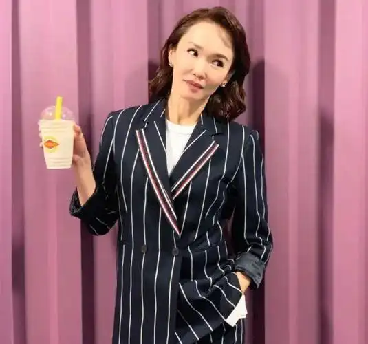 范文芳年轻态惹人羡牛仔连衣裙搭齐肩发不似奔五女人