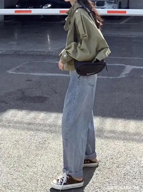 街拍夹克宽松外套搭配宽松牛仔裤,美女休闲不失时尚