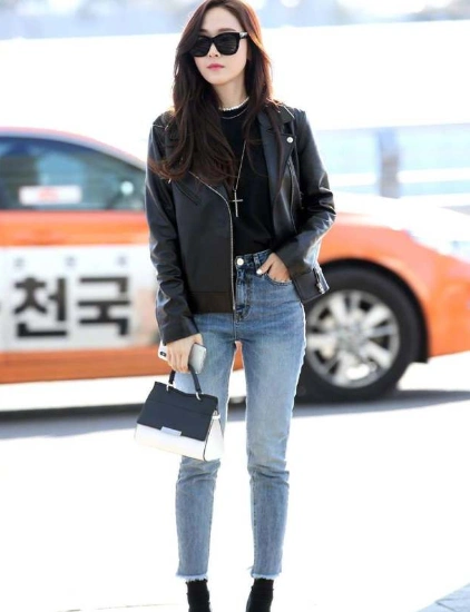 43岁金喜善晒照片,穿黑色宽松t恤配披肩长发,宛若20岁少女