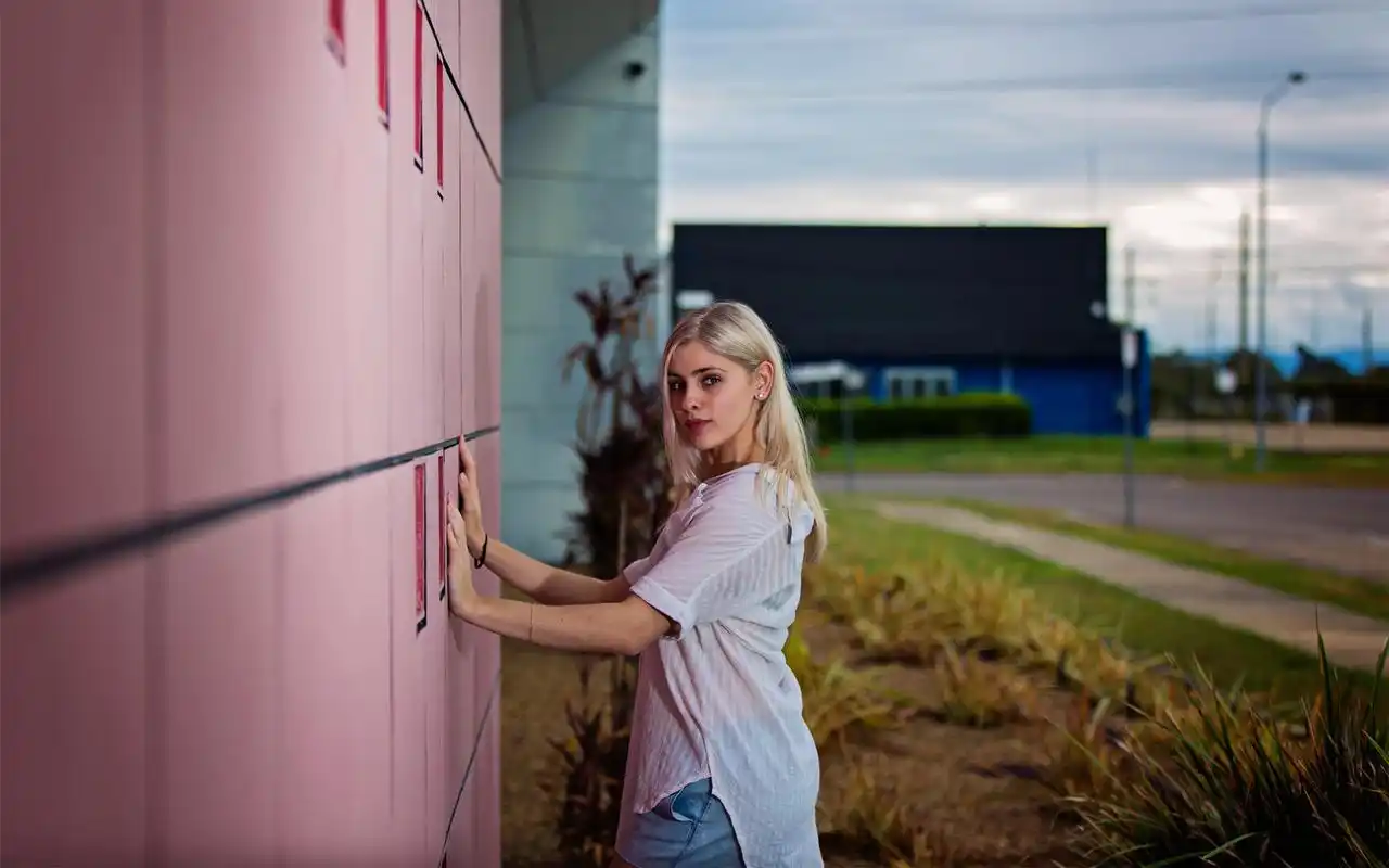 高冷西方美女图片桌面壁纸