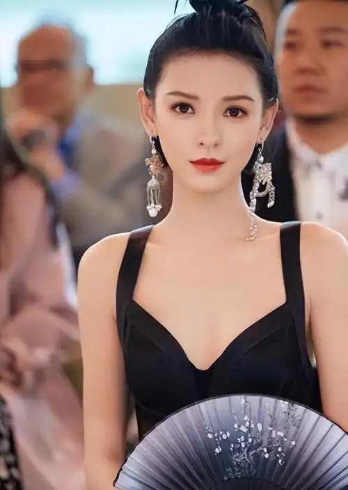 今天我们要聊的是一位娱乐圈的创作者--张予曦.