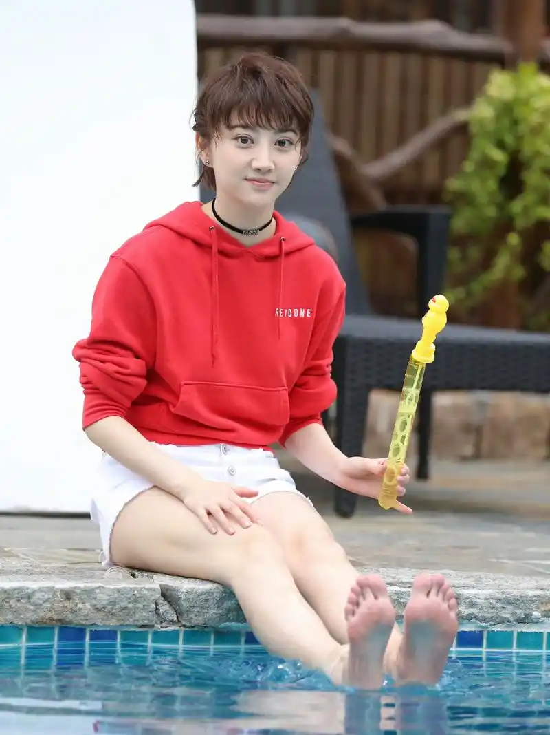 景甜 青春旅社泳池剧照 大白腿吸引眼球[鲜花]