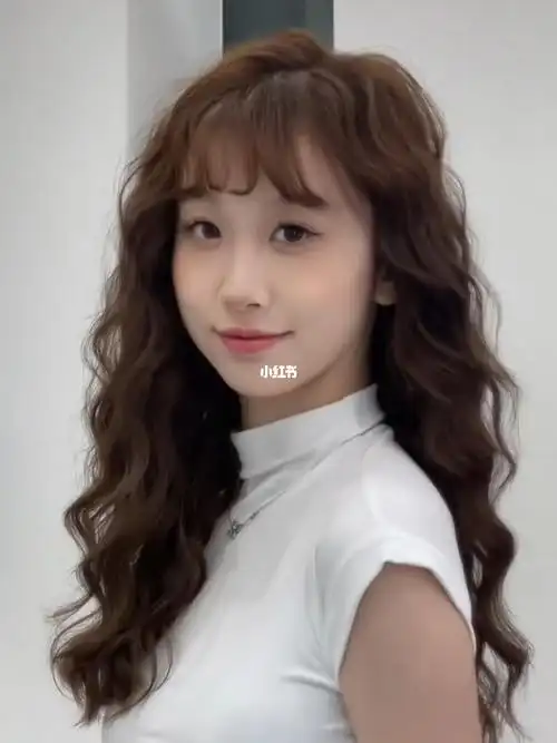 圆脸的教星烫发复古羊毛卷