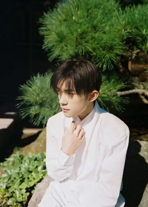 易烊千玺 | 日常写真你就静静地站在那里 就十分美好