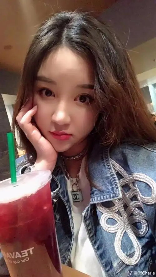 你感到雪梨跟王思聪时刻不忘的女友豆得儿相比较,谁更漂亮些呢?