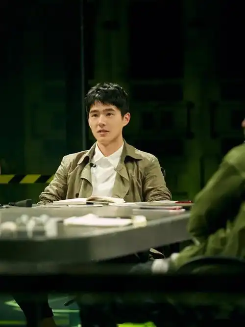 刘昊然明星大侦探配饰造型盘点