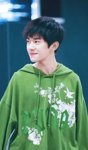 易烊千玺穿抹茶绿卫衣的图片