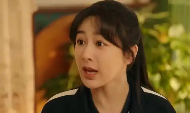 32岁杨紫魅力全开,人妻感十足,范丞丞欲罢不能