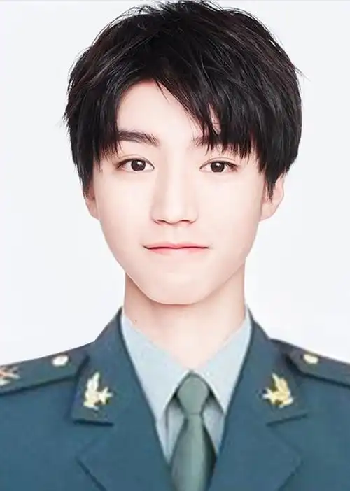 王俊凯上演制服诱惑?