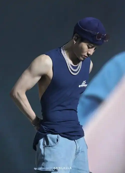 有男爱豆的细腰图给康康吗(′▽`)