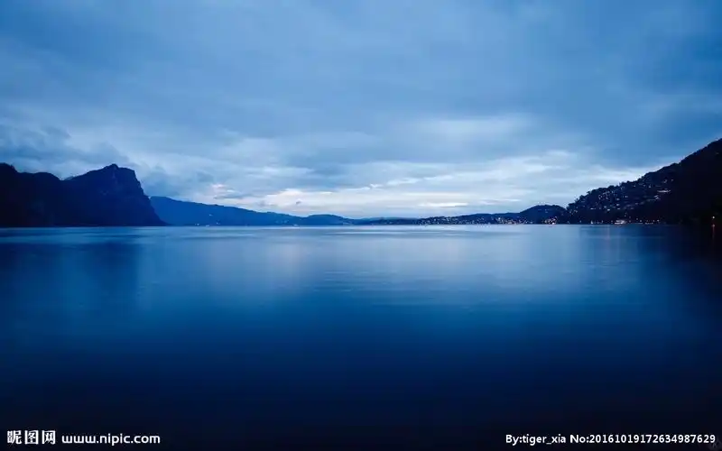 深邃蓝色湖水图片