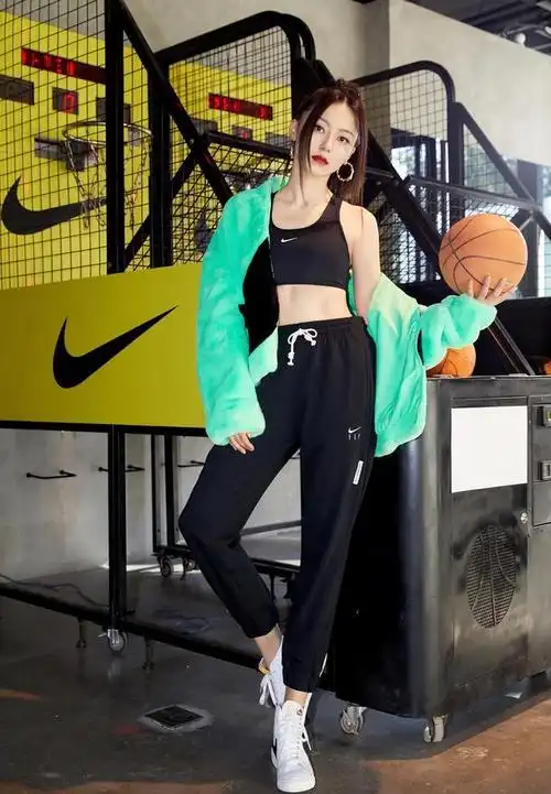 黄梦莹的身材不是吹,运动装也能穿的很时尚,背心太显身材