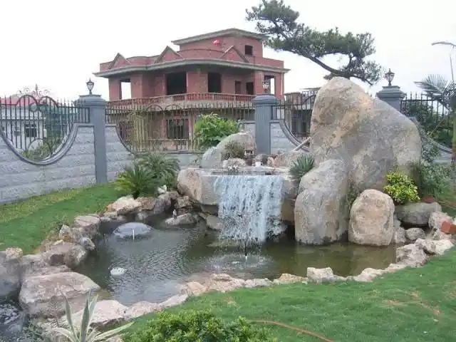 大个头的鹅卵石做假山,少几分人工印迹,多几倍自然风情,还省时省材.