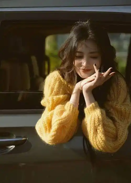 组图:徐璐穿黄色毛衣置身车内拍片长发随风舞动眼神迷人_氛围_写真