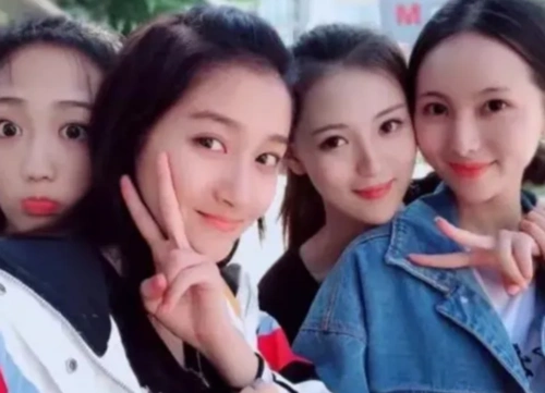 关晓彤说自己"全宿舍最丑"本以为是谦虚,看到合照后:神仙打架