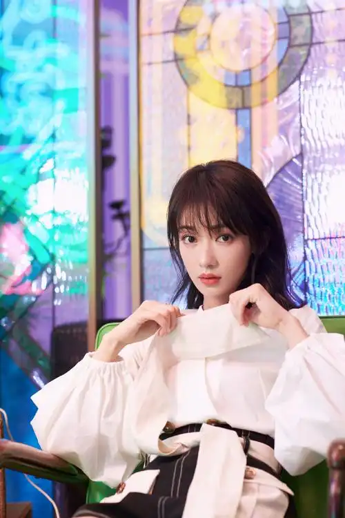 吴谨言也是瘦得厉害!短发造型搭配白衬衫,29岁清爽减龄像小女