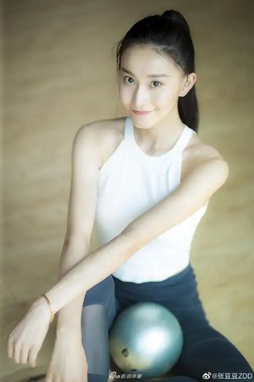 艺术体操女神张豆豆晒运动照:我是霸气狮子座