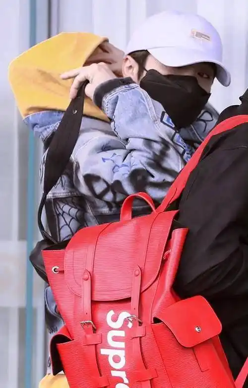 原创鹿晗戴口罩现身机场皮肤依旧白皙如少年一点都不像29岁的人