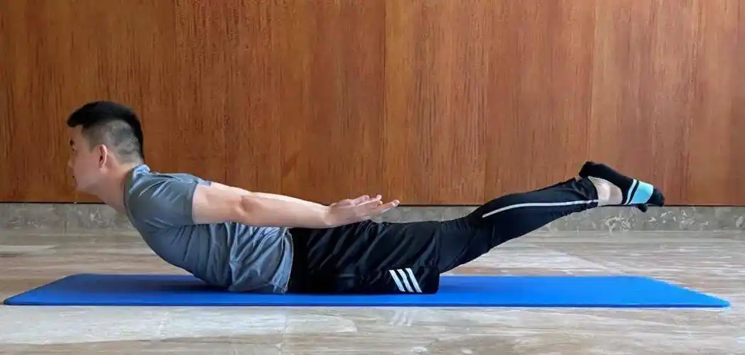 还有一招是"飞燕式":身体俯卧,将双手,双脚,头部一齐抬起.