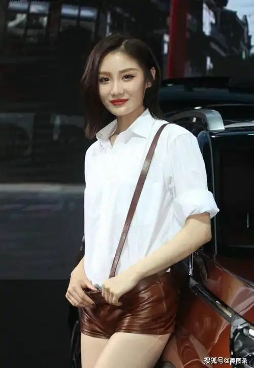 超短裤大长腿高挑美女车模