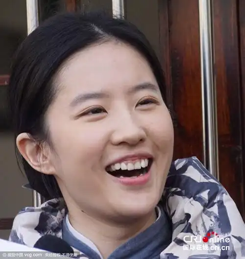 刘亦菲新戏扮村姑笑露牙床 首演单身妈妈无压力