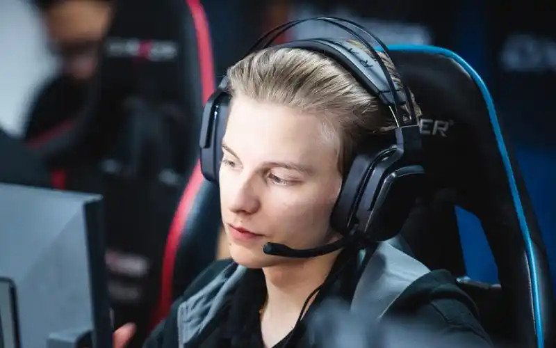 【csgo】电竞小李子aleksib,105°的颜值.