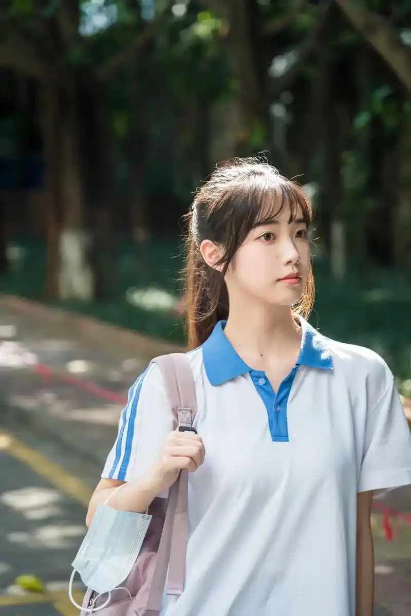 放学就去拍照～@温水蒸汽  #00后 #青春的样子 #校服  - 抖音