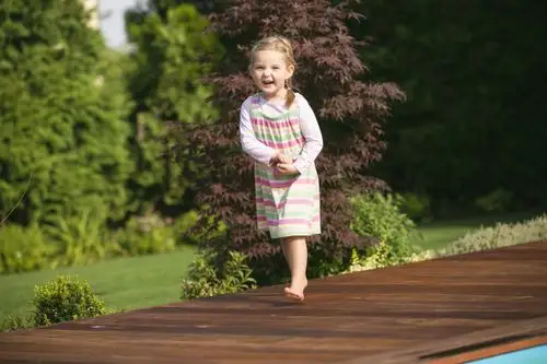 小女孩 赤脚图片