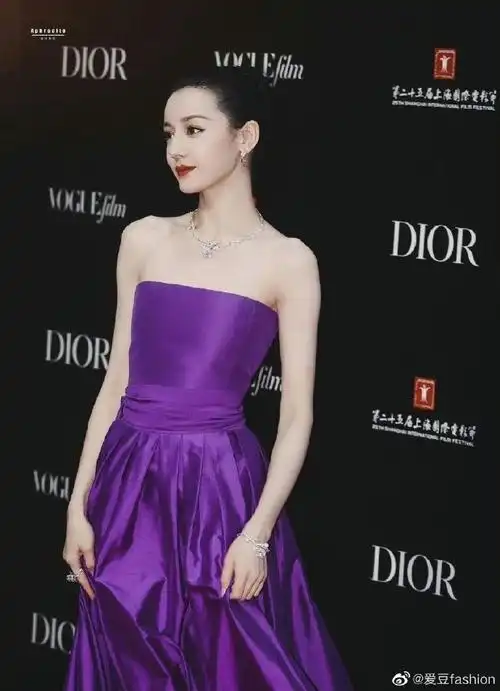 迪丽热巴红毯赶蚊子##迪丽热巴蝴蝶骨好明显