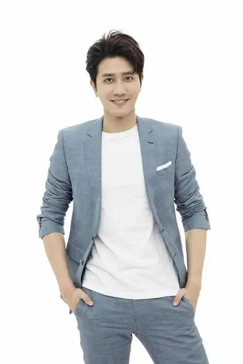 彭冠英西装写真曝光,浅蓝外套搭白t,尽显绅士魅力