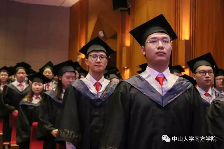 穿上学士服学士帽的流苏从右边拨到左边郑重接过学位证书今天我们毕业