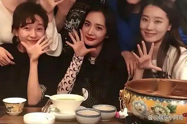 杨幂和张小斐居然是大学同学而且合影中两人基本都是靠在一起的