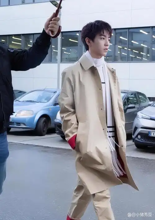 王俊凯~1999年出生于重庆市,从13岁就出道,王子贵族的模样甚是讨喜,少