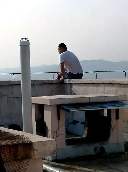 一男子爬上京山一酒店28层楼顶欲跳楼, 竟是因为