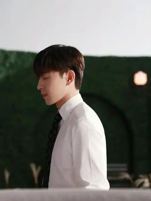 落叶之秋,微风徐来,所有美好不期而至.#朋友圈文案  #邓伦  #唯美句子