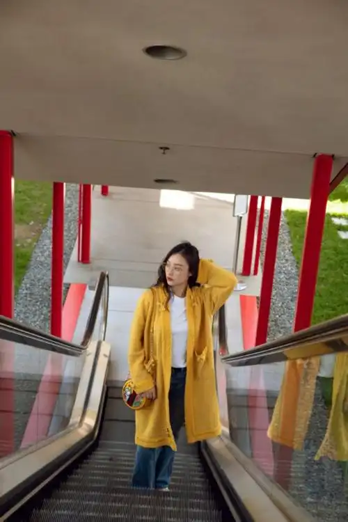 行走的街拍教科书倪妮黄色开衫搭金丝眼镜笑容超明媚