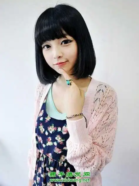 厚重的黑色齐刘海发型,加上内扣的造型,齐刘海齐肩短直发发型也同样