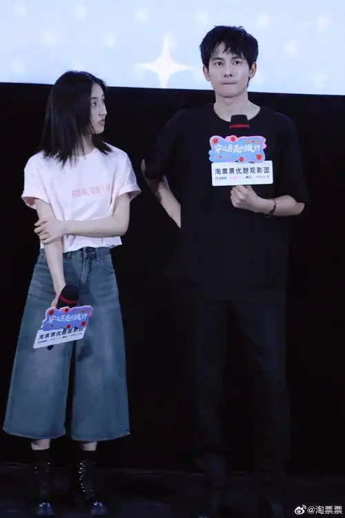 张子枫胡先煦还原8年前小别离合照##胡先煦说这次将了赛博父母一