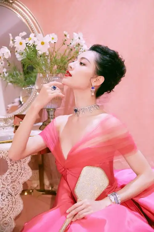 钟楚曦穿深v大秀事业线 纤腰性感又火辣