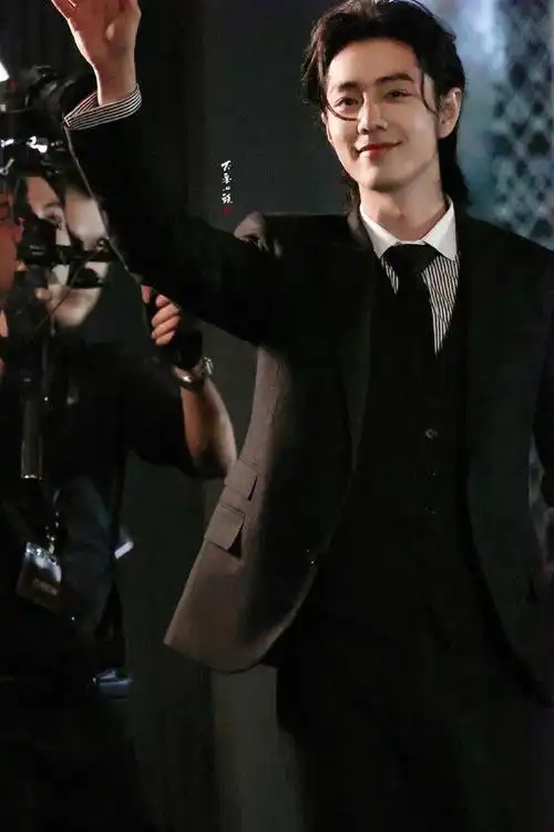 肖战   拉夫劳伦香氛#肖战今晚路透,一身黑西装狼尾大背头,松弛内敛