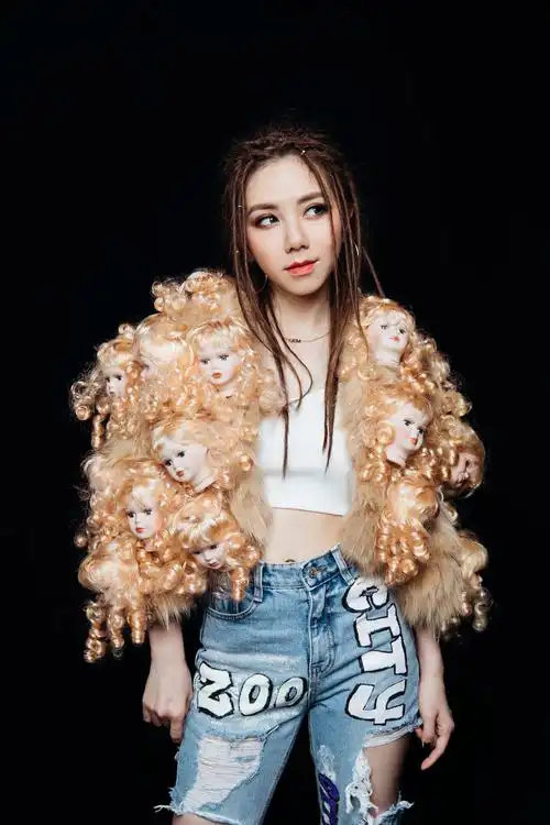 本名邓诗颖,1991年8月16日出生于上海市,中国香港流行乐女歌手,词曲