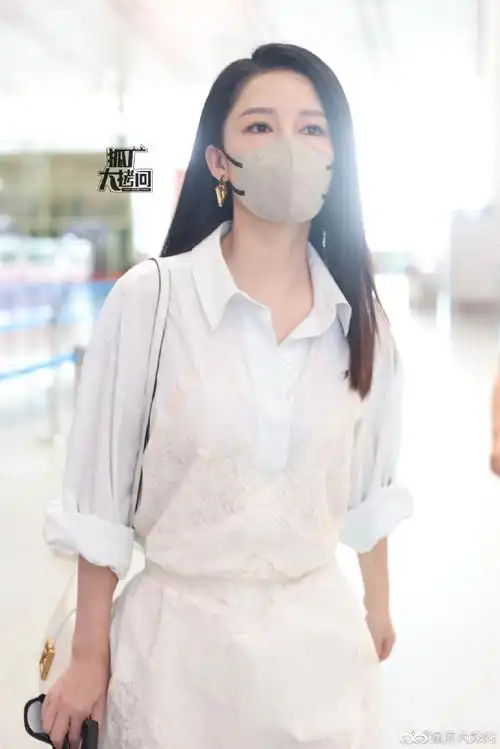 李沁白色衬衫裙机场出发图#李沁现身机场,一身白色束腰衬衫裙,清新又