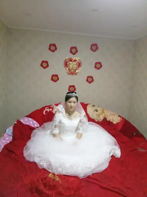 新娘子坐在床上急的