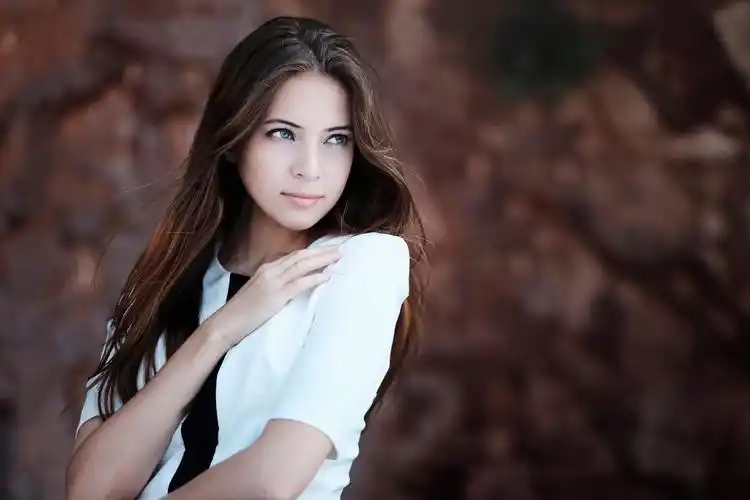 漂亮美女长发白色衬衫美女背景图片_人物素材图片_彼岸图网pic.