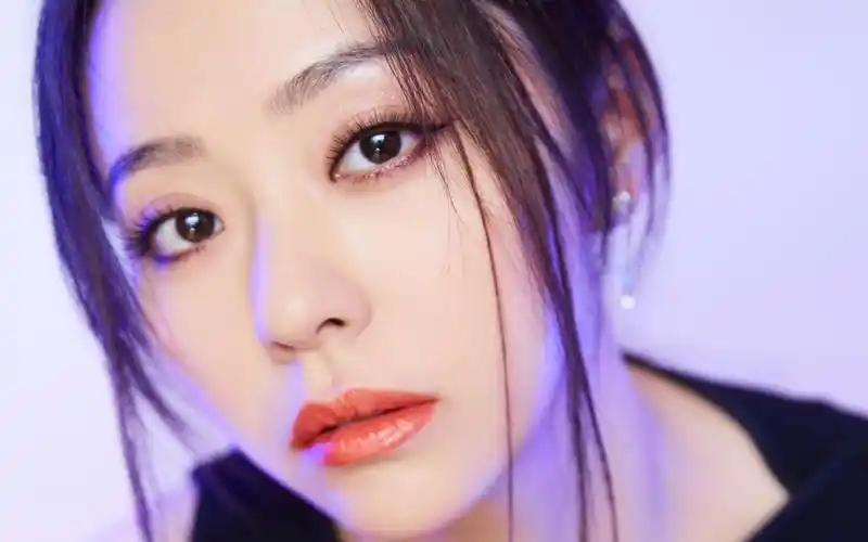 张靓颖冷艳性感图片桌面壁纸