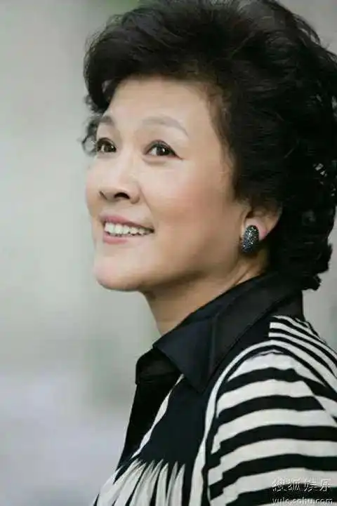 《九香》 再次凭借出色的演技 获得了金鸡奖最佳女主角 成为了万人