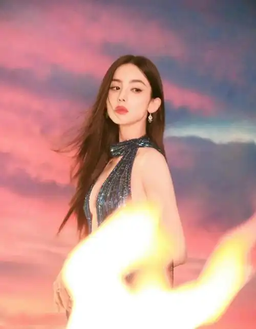 古力娜扎蓝色亮片深v高开衩长裙礼服